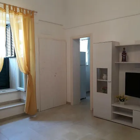 Cialdini 109 Apartment *